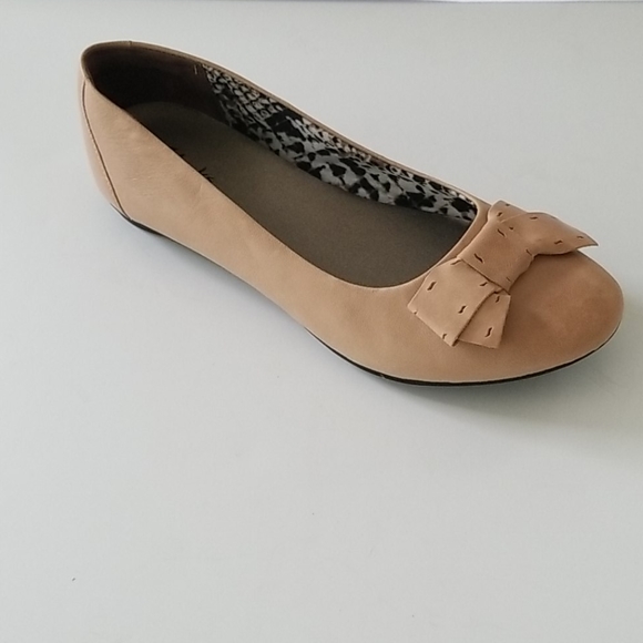 clarks tan flats